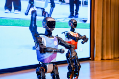 而是通过“为AI铸魂”的创做